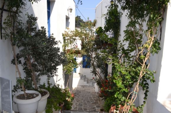 An alley in Lefkes, Paros