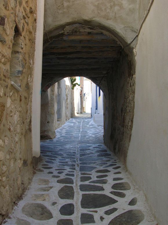 A quiet alley - Parikia