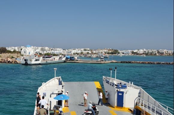 The ferry arives in the harbour of Antiparos.