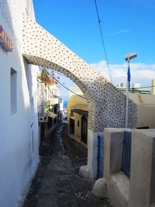 Hondos Center supposed to be a famous shopping area in Fira Town but 95% of the shops are closed during winter.