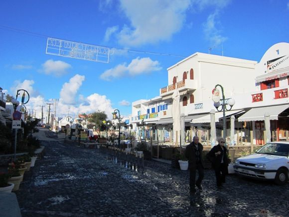 Not many restaurant open in winter too. The entire street has less than 30 people.