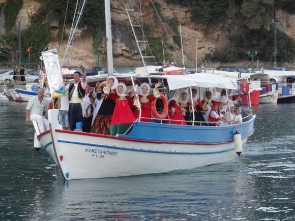 Alonissos Dancing Festival 2015 - the dancers arrive by boat