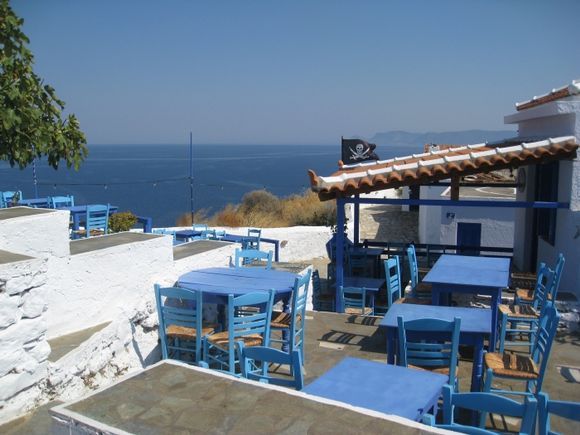 The cafe at the top of the steps by the Kastro.  The blue pots are half buried in the ground.