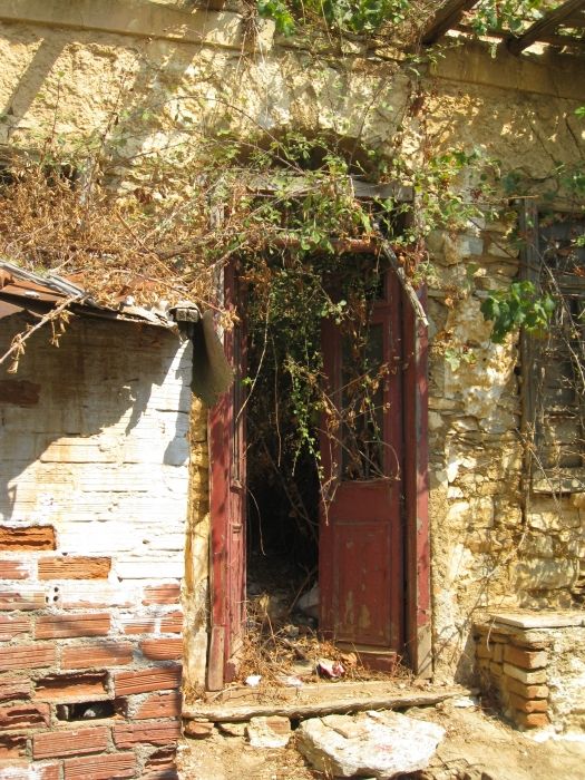 The doorway of a beautiful ruin of a house near the top of Glossa