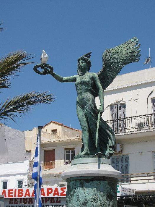 Ermoupoli,Statue to the National Resistance