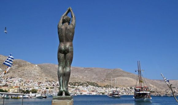 31-08-2014  Kalymnos: Statue diving into the eater on Boulevard Pothia