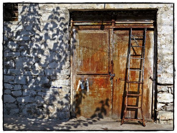 10-09-2018 Fourni: Old door with ladder
