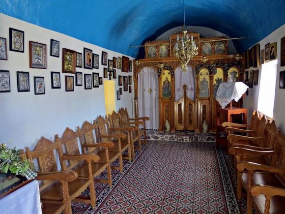 06-09-2017  Fourni: Inside a small church