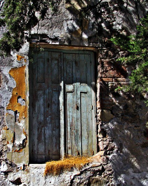 11-09-2011  Lesbos: Just an old door in Plomari