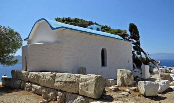 04-09-2017 Fourni: Small church with seaview