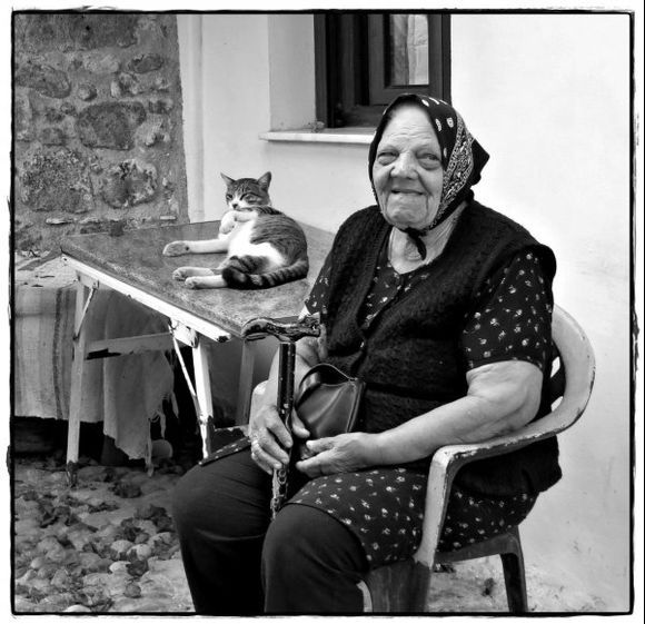 28-09-2015  Rhodos: My verry kind and friendly hospita in black and white
