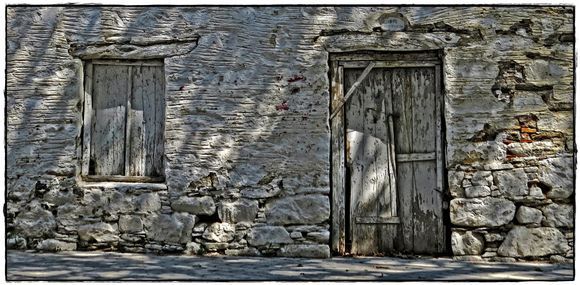 09-09-2018 Fouri: Door and window very old house.....
