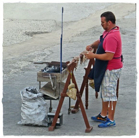 19-09-2016  Lipsi: Preparing the calamaris