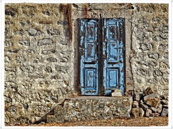 08-09-2015  Patmos:  Door in an old wall in Skala