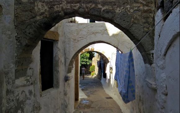 10-09-2015  Patmos: Chora   Drying laundry  street