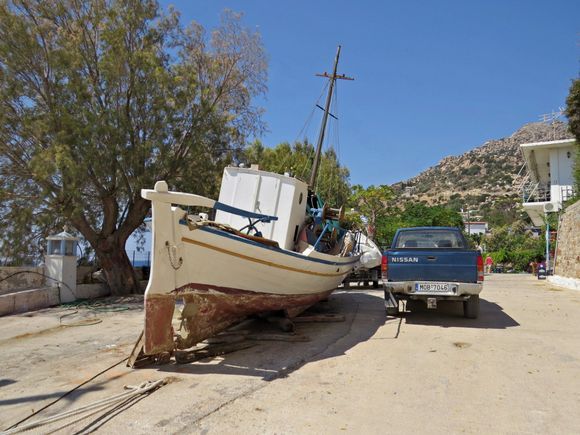 06-09-2018 Ikaria: Karkinagri .....Parking the boat ;-)