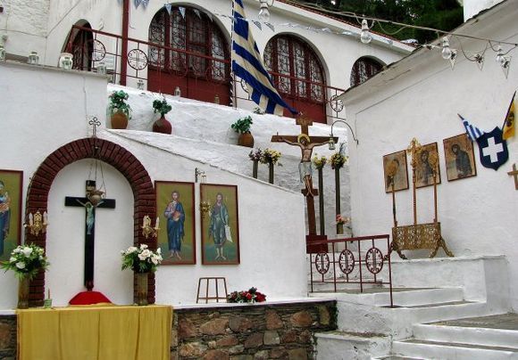 17-09-2008  Skopelos: Monastery   Much to look at ...;-)