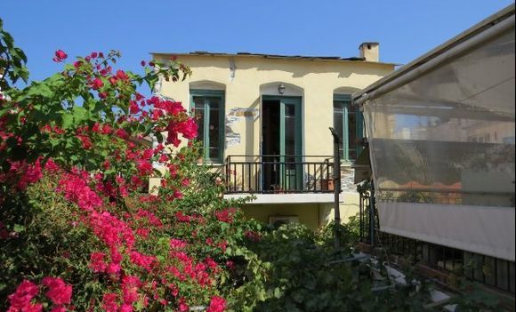 18-09-2015  Ikaria: Agios Kirikos  House behind the flowers