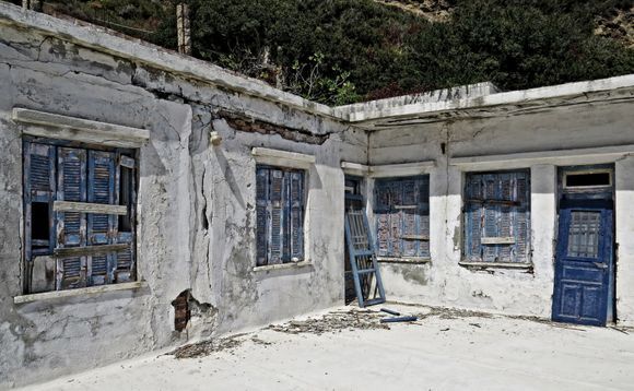 01-09-2018 Ikaria: Therma, abandoned apartments