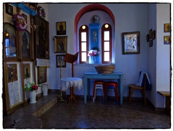 02-09-2017  Fourni: Inside a small church