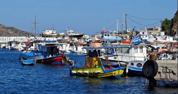 02-09-2017  Fourni: A colourful crowd in the small harbour of Fourni