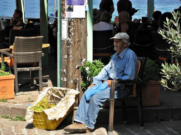 18-09-2011  Lesbos:  Petra  Selling grapes