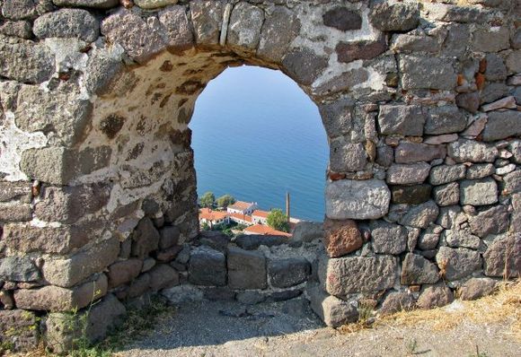 03-09-2011  Lesbos: Molyvos  Looking throu the castle window