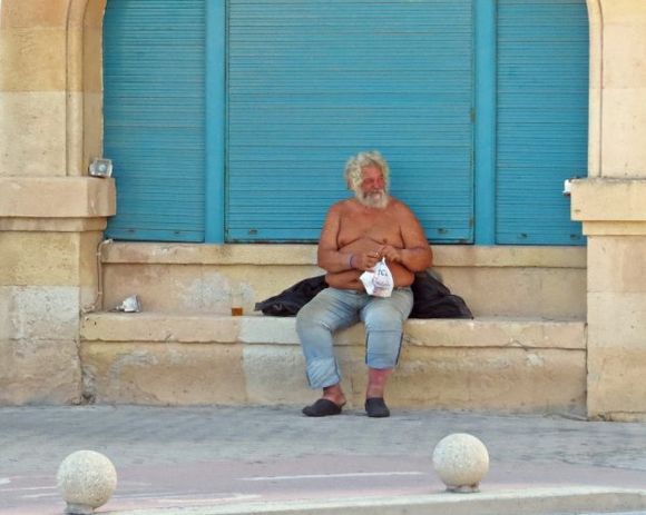 01-09-2017  Kos> town; Greek man in the morning (2)