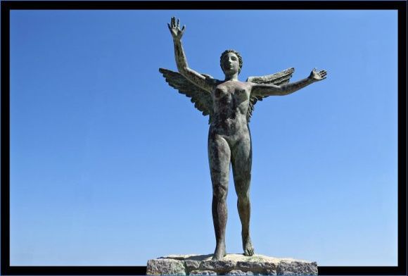 31-08-2014  Kalymnos: Statue on Boulevard Pothia