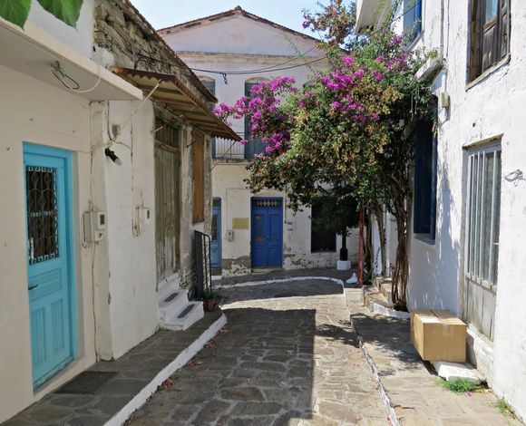 02-09-2018 Ikaria: Quiet street in Evdilos