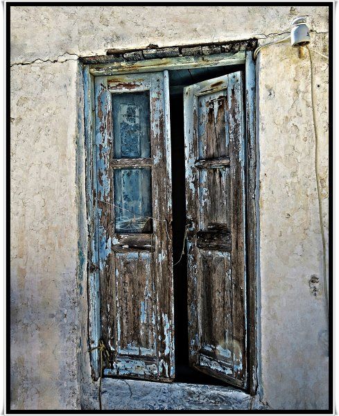 10-09-2014  Patmos:  Old door in Skala