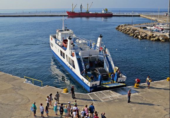 02-09-2018 Ikaria: The small ferry from Agios Kirikos to Foourni ....