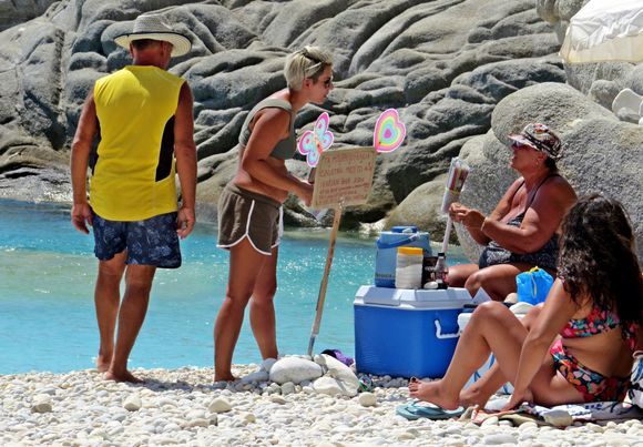 03-09-2018: Ikaria: Selling cool drinks on the beach