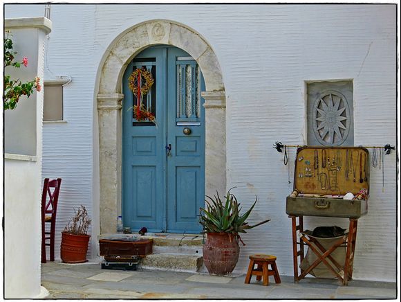 03-09-2022 Tinos: Pyrgos ........Street sale with surveillance ;-)