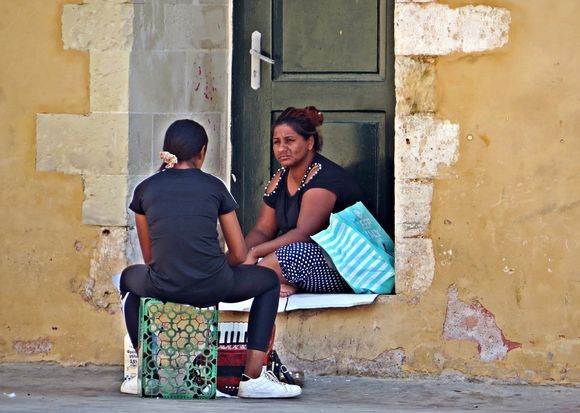 16-09-2021 16-09-2021 Chania: A good conversation between mother and daughter 