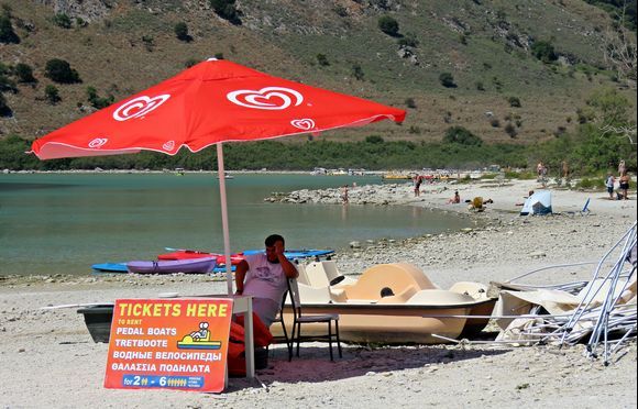 16-09-2023 Crete: Lake Kournas .......Just a little nap under the parasol 😉