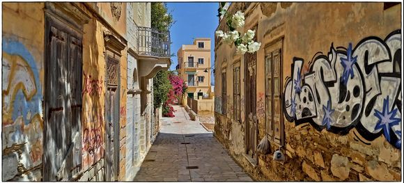 10-09-2022 Syros: Ermoupolis .......Small Street in Ermoupolis