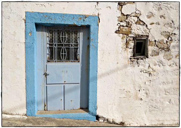 24-09-2019 Patmos: Skala .......An old door and an old window in an old wall .....