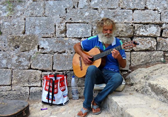 26-09-2023 Crete: Street musician in Rethymnon