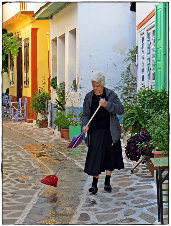 24-09-2022 Samos: Vourliotes .......Clean up your own street ;-)