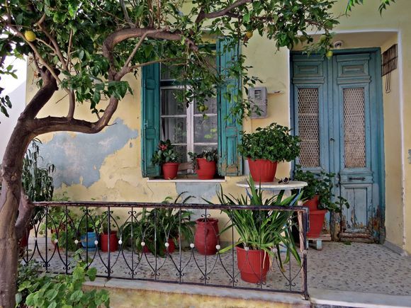 10-09-2019 Samos: Pythagorio ... A nice old house in Pythagorio
