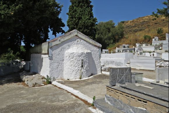 20-09-2021 Crete: Somewhere in the interior of Crete I came across this cemetery and church