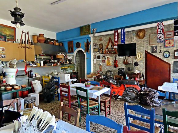 16-09-2023 Crete: Kournas .......A wonderfully busy tavern in Kournas
