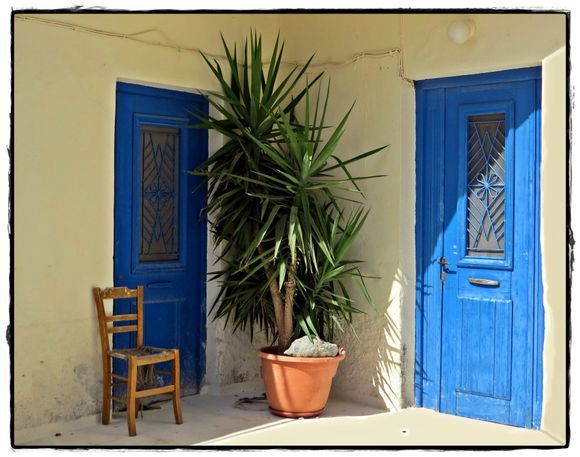 12-09-2021 Myrthios: Corner with blue doors