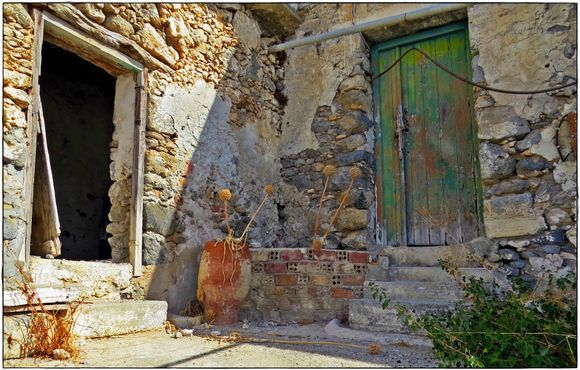 12-09-2021 Myrthios: An old corner with old doors