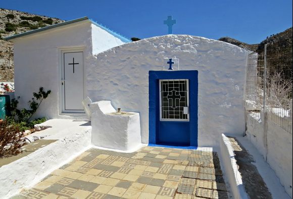 28-08-2020 Kalymnos: Vathy ........Small church upon the hillside