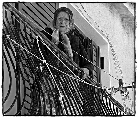 24-09-2022 Samos: Manolates .........A balcony scene in Manolates