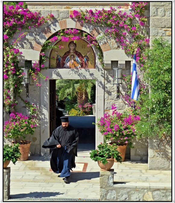 19-09-2022 Patmos: Monastery Evangelismos  ......   A pope in a hurry ;-)