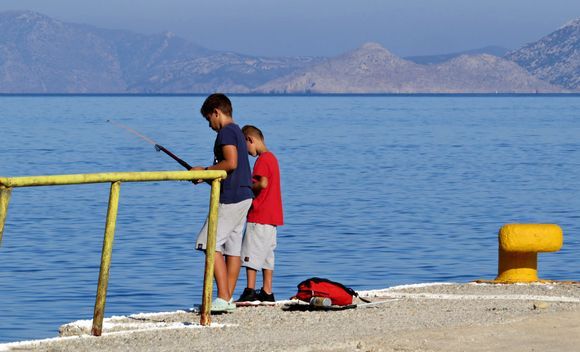 19-09-2019 Ikaria: Agios Kirikos .......... Young fisherboys at the harbour