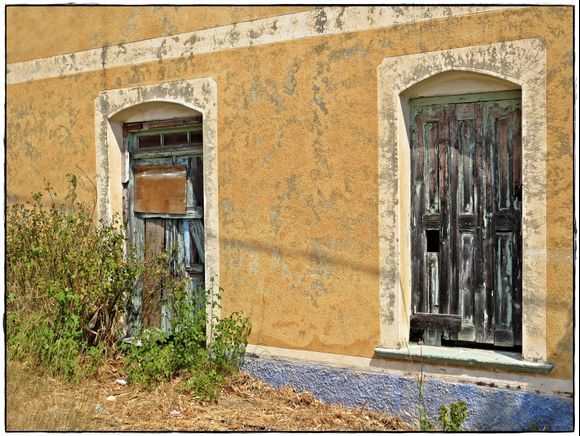 16-09-2020 Ikaria: Manganites .......Old door and window